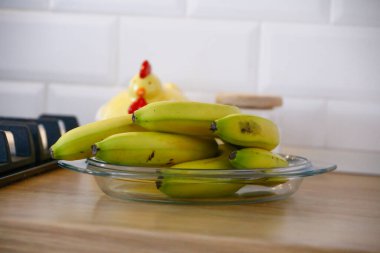 Mutfakta olgunlaşmamış yeşil muzlar.