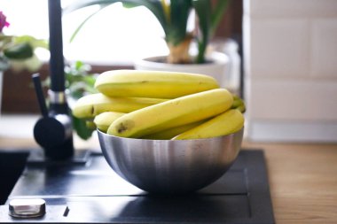 Mutfakta olgunlaşmamış yeşil muzlar.