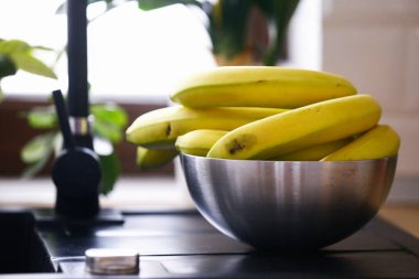 Mutfakta olgunlaşmamış yeşil muzlar.