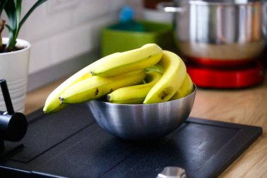 Mutfakta olgunlaşmamış yeşil muzlar.