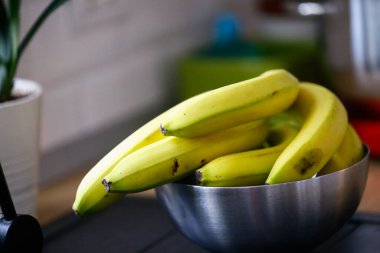 Mutfakta olgunlaşmamış yeşil muzlar.