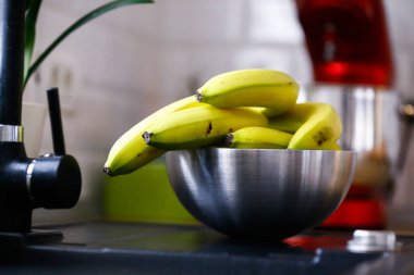 Mutfakta olgunlaşmamış yeşil muzlar.