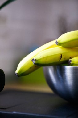 Mutfakta olgunlaşmamış yeşil muzlar.