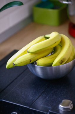 Mutfakta olgunlaşmamış yeşil muzlar.