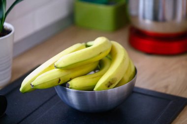 Mutfakta olgunlaşmamış yeşil muzlar.