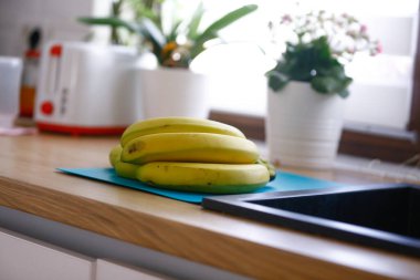 Mutfakta olgunlaşmamış yeşil muzlar.