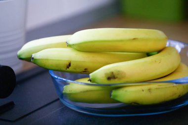 Mutfakta olgunlaşmamış yeşil muzlar.