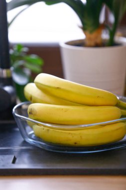 Mutfakta olgunlaşmamış yeşil muzlar.