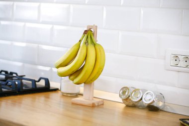 Mutfakta olgunlaşmamış yeşil muzlar.