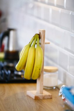 Mutfakta olgunlaşmamış yeşil muzlar.