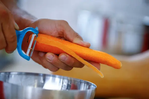 Homem Mãos Close Manipulação Alimentos Cozinhar Legumes Cozinha — Fotografia de Stock