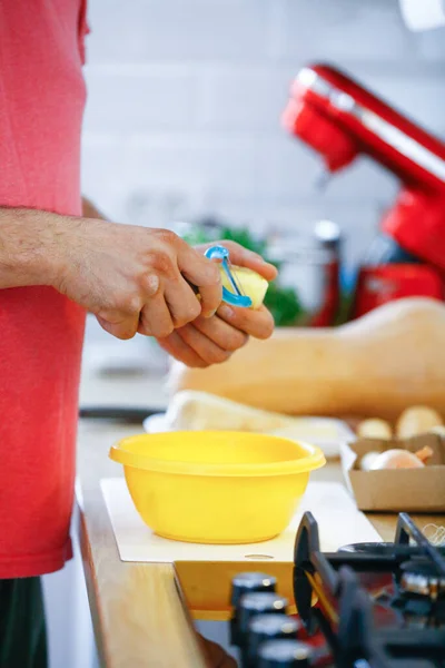 Άνθρωπος Χέρια Κοντά Χειρισμό Των Τροφίμων Μαγειρεύοντας Λαχανικά Στην Κουζίνα — Φωτογραφία Αρχείου