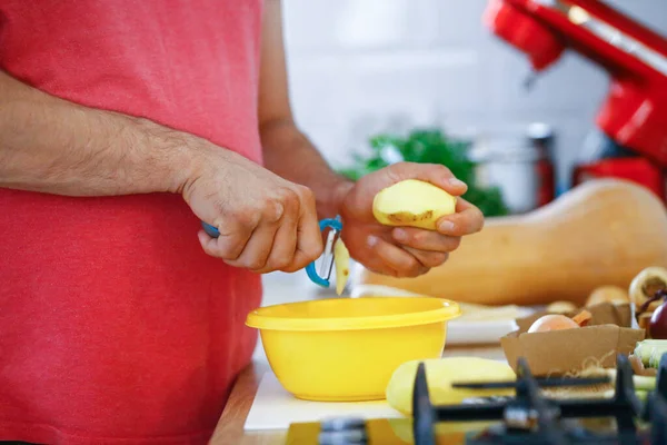 Άνθρωπος Χέρια Κοντά Χειρισμό Των Τροφίμων Μαγειρεύοντας Λαχανικά Στην Κουζίνα — Φωτογραφία Αρχείου