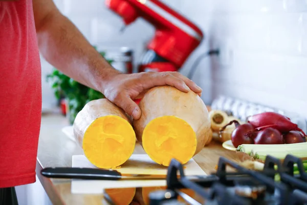 Hombre Maneja Cerca Manipulación Alimentos Cocinar Verduras Cocina —  Fotos de Stock