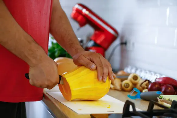 Homem Mãos Close Manipulação Alimentos Cozinhar Legumes Cozinha — Fotografia de Stock