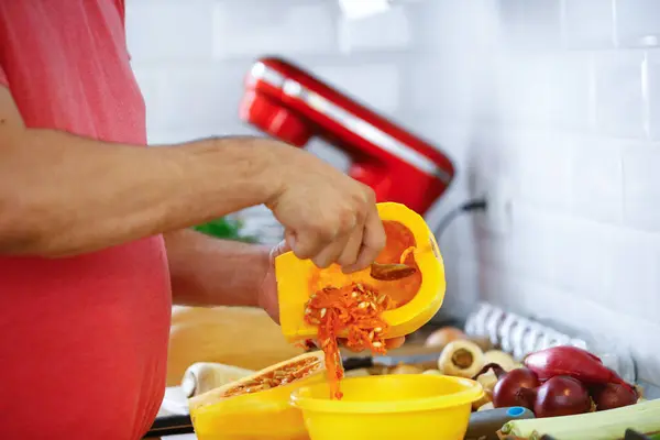 Erkek Eli Yemek Taşır Mutfakta Sebze Pişirir — Stok fotoğraf