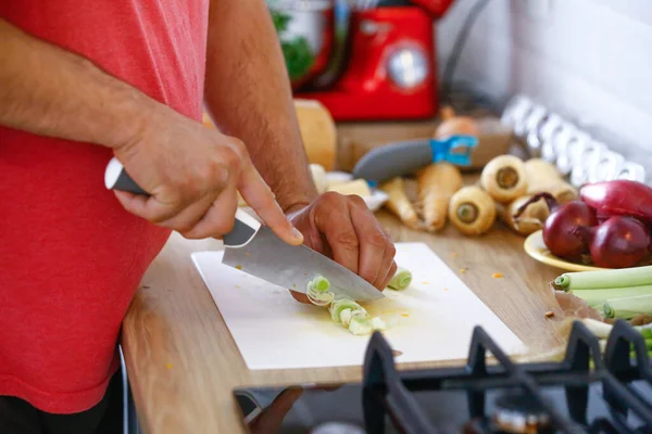 Man Händer Närbild Hantera Mat Matlagning Grönsaker Köket — Stockfoto