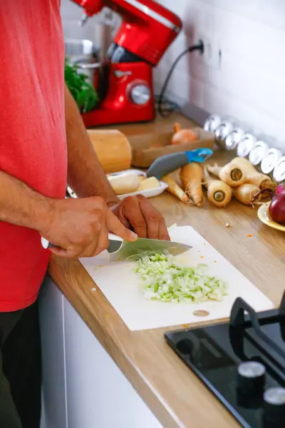 Uomo Mani Close Manipolazione Del Cibo Cooking Verdure Cucina — Foto Stock