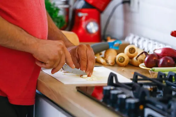 Hombre Maneja Cerca Manipulación Alimentos Cocinar Verduras Cocina —  Fotos de Stock