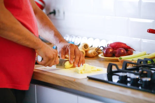 Man Händer Närbild Hantera Mat Matlagning Grönsaker Köket — Stockfoto