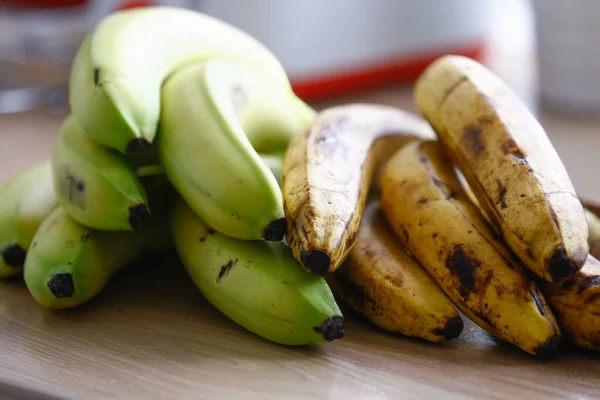 Gröna Omogna Bananer Köket — Stockfoto