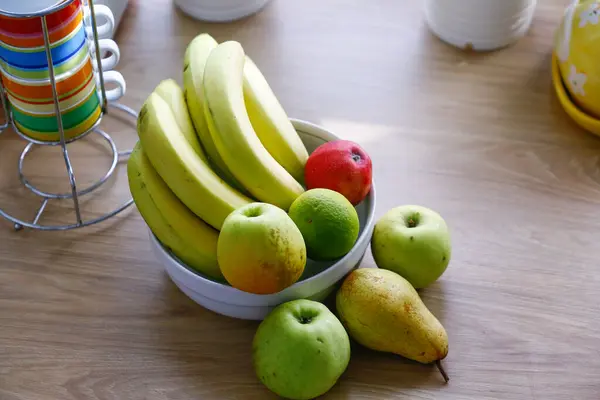 부엌에서 미숙한 바나나 — 스톡 사진