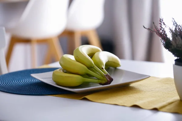 Mutfakta Olgunlaşmamış Yeşil Muzlar — Stok fotoğraf