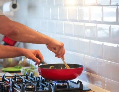 Mutfakta yemek pişiren adam yakın plan.