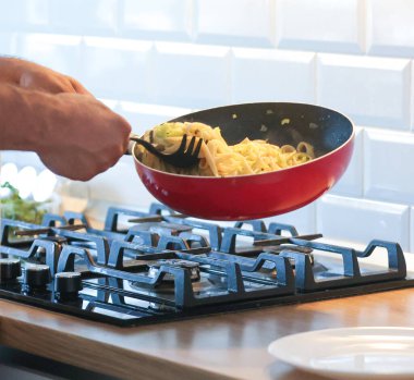 Mutfakta yemek pişiren adam yakın plan.