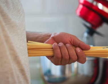 Mutfakta yemek pişiren adam yakın plan.