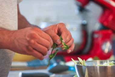 Mutfakta yemek pişiren adam yakın plan.