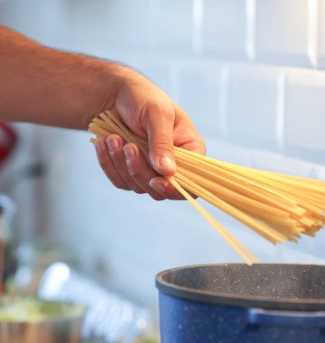 Mutfakta yemek pişiren adam yakın plan.