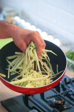 Mutfakta yemek pişiren adam yakın plan.