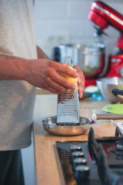 Mutfakta yemek pişiren adam yakın plan.