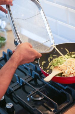 Mutfakta yemek pişiren adam yakın plan.