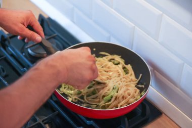 Mutfakta yemek pişiren adam yakın plan.
