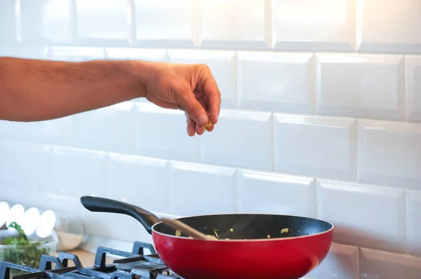 Man Matlagning Köket Händer Närbild Stockbild