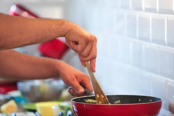Mutfakta Yemek Pişiren Adam Yakın Plan Telifsiz Stok Imajlar