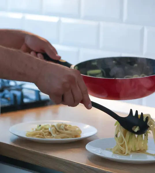 Mutfakta Yemek Pişiren Adam Yakın Plan Telifsiz Stok Imajlar
