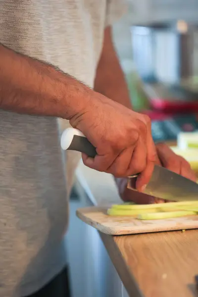 Man Matlagning Köket Händer Närbild Royaltyfria Stockfoton