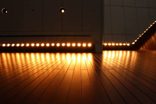 Reflektory Teatralne Włączone Przodu Refleksyjnej Podłodze Sceny — Zdjęcie stockowe