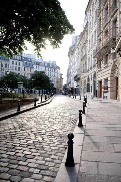 Χαρακτηριστική Πεζοδρομημένη Άποψη Ενός Εντελώς Άδειου Χαρακτηριστικού Δρόμου Του Παρισιού — Φωτογραφία Αρχείου