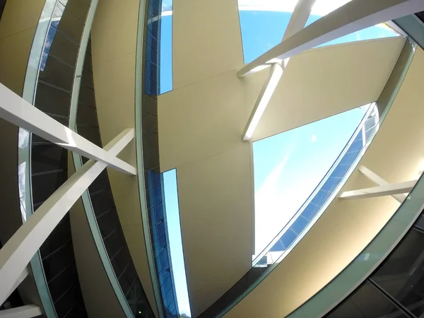 Bild Underifrån Modern Arkitekturbyggnad Med Komplex Form Och Gångvägar Reflekterande — Stockfoto