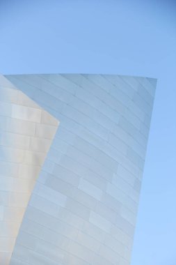 Mimari, organik yüzey, arkaplanda gökyüzü olan soyut bir şekil. Karmaşık mimari projeler için ideal.