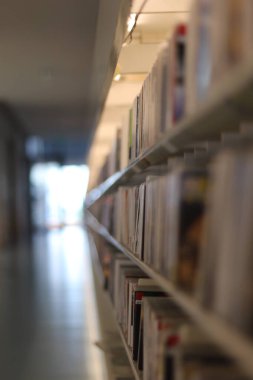 Raflardaki, arkaplandaki ve öndeki kitaplar bulanık. Bir kitapçınız varsa ve indirimleri teşvik etmek istiyorsanız ya da çok okumayı seviyorsanız ideal. Eğer bir yazarsanız, bu çekici arka plan üzerine bir sonraki kitabınızı duyurun ve...