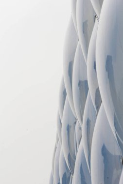 Baloncuklardan yapılmış bir binanın ön cephesine yakın çekim