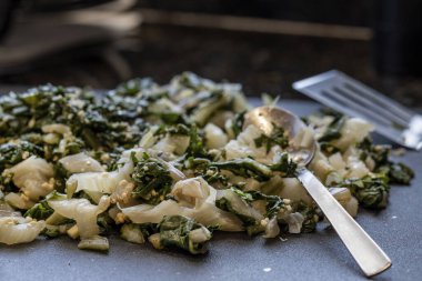 Taze pişmiş İsviçre sarımsağı ile doğranmış. 