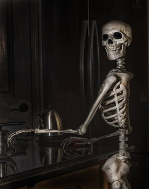 Cadılar Bayramı iskeleti mutfak ocağında çay yapıyor. 