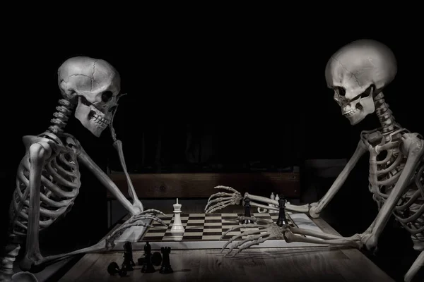 Schachspiel Von Zwei Halloween Skeletten Auf Einem Holztisch — Stockfoto