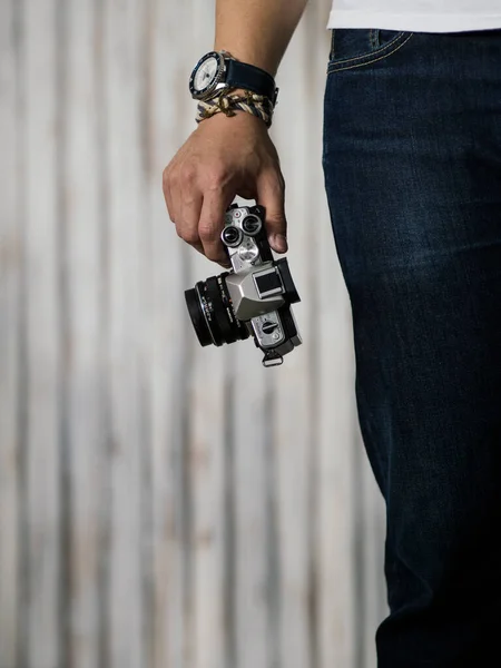 Homem Camisa Branca Jeans Azul Com Mão Direita Segurando Câmera — Fotografia de Stock